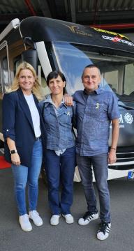 Starša Tadeja Pogačarja z domžalsko županjo pred avtodomom, prodanim za dober namen